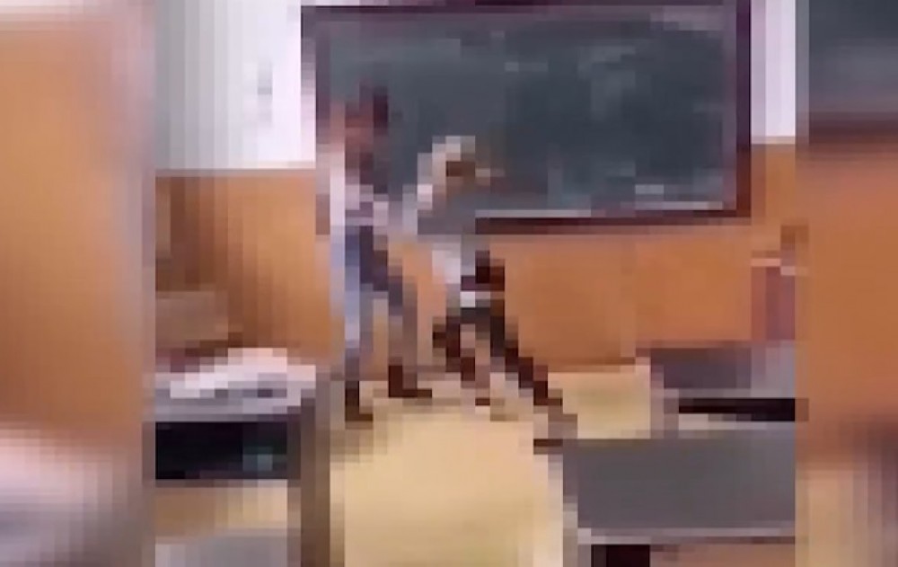 IMAGINI VIOLENTE! Două adolescente și-au împărțit pumni și picioare chiar în sala de clasă